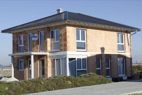 Zweifamilienhaus im Rohbau mit Walmdach und Balkon